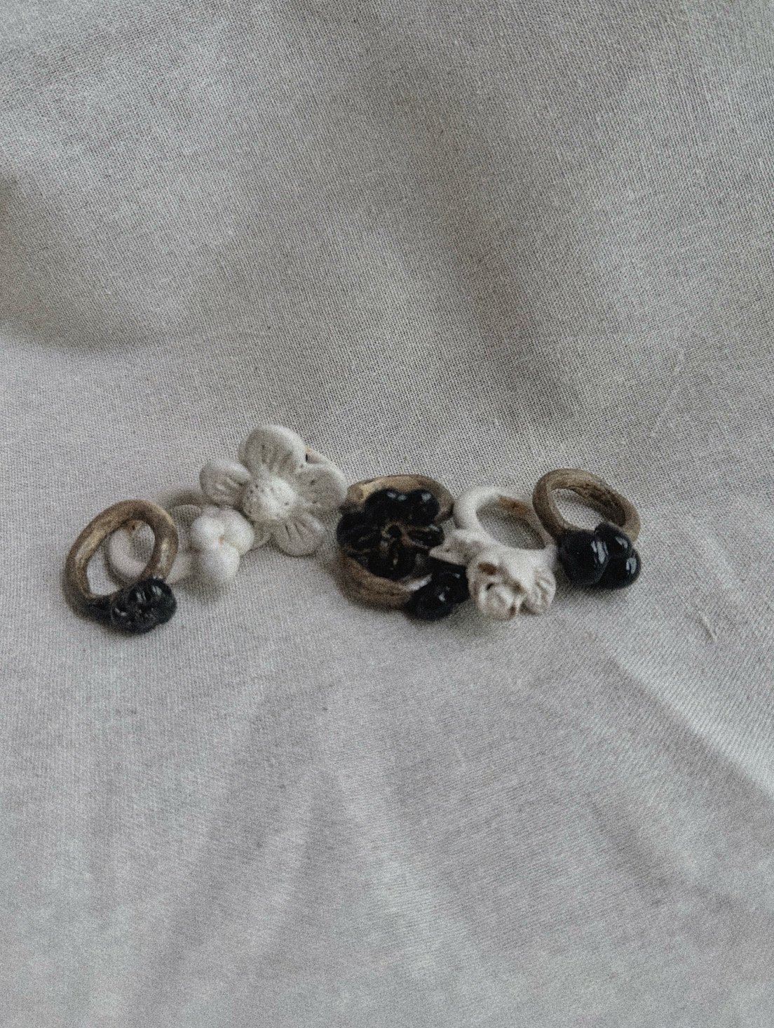 The Floral Ring in black